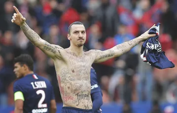 Zlatan Ibrahimović z tatuażami upamiętniającymi ofiary głodu, Paryż, 14 lutego 2015 r. / Fot. Christophe Ena / AP PHOTO / EAST NEWS