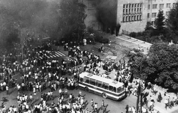 Płonący budynek Komitetu Wojewódzkiego PZPR w Radomiu, 25 czerwca 1976 r. / Fot. Archiwum IPN