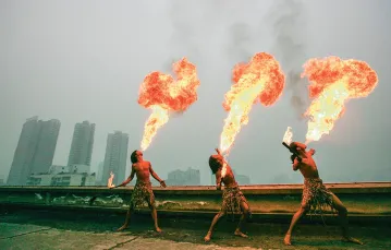 Występy połykaczy ognia w Chongqingu, Chiny, listopad 2007 r. / CHINA PHOTOS / GETTY IMAGES