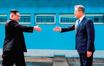 Prezydenci Kim Dzong Un i Moon Jae-in  na linii demarkacyjnej, Panmunjom,  27 kwietnia 2018 r. / AP / EAST NEWS
