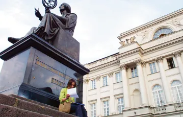Pomnik Mikołaja Kopernika przed siedzibą PAN w Warszawie.  / JACEK HEROK / NEWSWEEK POLSKA / REPORTER