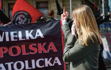 Pierwszomajowy pochód nacjonalistów i reakcja przechodniów, Warszawa 2016 r.  / Fot. Maciek Markowski / FORUM