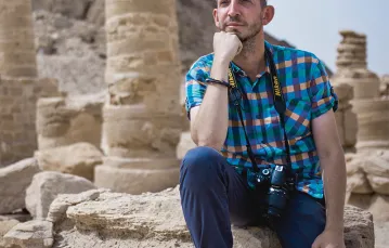 Ks. Przemysław Szewczyk, w tle ruiny świątyni Amona w Gebel Barkal, Sudan, wrzesień 2014 r. / Fot. Marta Rybicka