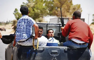 Dwaj ranni żołnierze Kaddafiego, wzięci do niewoli przez powstańców na froncie pod Tawirghą, ok. 20 km od Misuraty. 28 maja 2011 r. / fot. Andrzej Meller / 