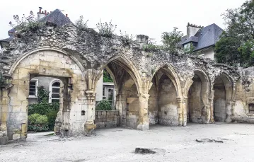 Caen, ruiny kościoła św. Idziego z XI w., zniszczonego podczas bombardowania miasta w 1944 r. / KATARZYNA STAŃKO