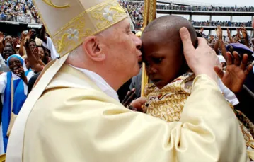 Benedykt XVI podczas uroczystości na stadionie Amadou Ahidjo w Jaunde (Kamerun), 19 marca 2009 r. /fot. KNA-Bild / 