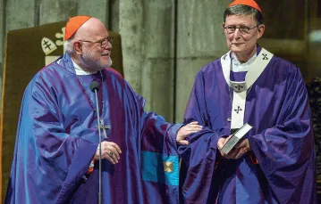 Kardynałowie Reinhard Marx i Rainer Woelki, katedra w Kolonii, marzec 2017 r. / SASCHA STEINBACH / EPA / PAP