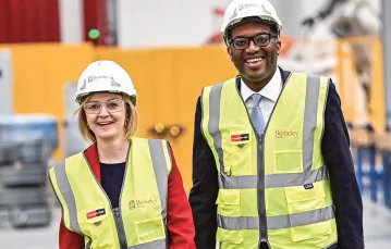 Premier Wielkiej Brytanii Liz Truss i minister finansów Kwasi Kwarteng podczas wizyty w fabryce gotowych domów w Northfleet, 23 września 2022 r. / DYLAN MARTINEZ / EAST NEWS
