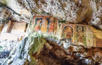 Średniowieczne freski w grotach sanktuarium Crocifisso koło Bassiano, marzec 2021 r.  / MASSIMO INSABATO / MONDADORI / GETTY IMAGES