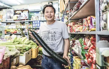 Ngo Van Tuong w sklepie z żywnością wietnamską w Warszawie / ADAM STĘPIEŃ / AGENCJA GAZETA