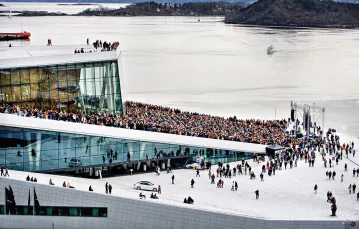 7 tys. widzów ogląda transmisję spektaklu „Carmen” Georges’a Bizeta na dachu budynku opery w Oslo, kwiecień 2009 r. / HAUGE JON / SCANPIX / FORUM
