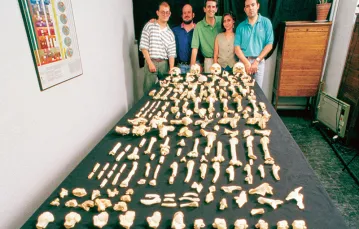 Profesor Juan Luis Arsuaga (w środku)  i jego zespół prezentują skamieniałości  neandertalczyków znalezione  w Sima de los Huesos, lipiec 2006 r. / JAVIER TRUEBA /A MSF / SCIENCE PHOTO LIBRARY / EAST NEWS