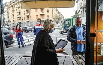 Camilla De Leonardis, właścicielka bistro w mediolańskiej dzielnicy Isola, jak wszyscy restauratorzy może sprzedawać kawę tylko na wynos. 6 listopada 2020 r. / LUCA BRUNO / AP / EAST NEWS