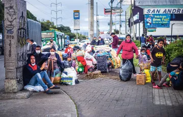 Wenezuelczycy czekają na autobusy, które zabiorą ich do granicznego miasta Cúcuta. Kolumbia, 2 lipca 2020 r. / DANIEL GARZON HERAZO / ZUMA PRESS / FORUM