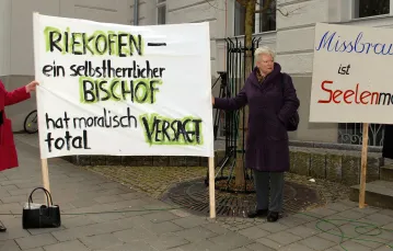 Demonstracja przed sądem; napis na transparencie: "Molestowanie to mord na duszy". / Fot. KNA-Bild / 