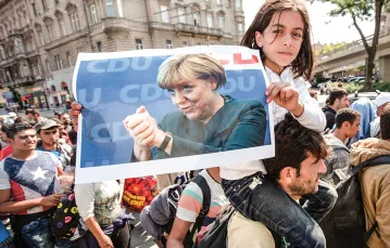 Robin Alexander: „Angela Merkel nie jest ani świętą, ani wiedźmą. Jest politykiem”. Na zdjęciu: uchodźcy w Budapeszcie, wrzesień 2015 r. / ANDRZEJ BOGACZ / FORUM
