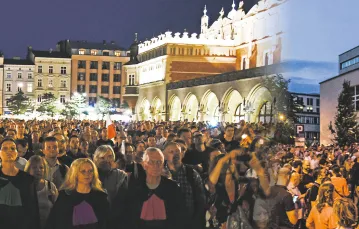 Od lewej: Kraków, Rynek Główny, 19 lipca 2017 r. Kraków, przed Sądem Okręgowym,  20 lipca 2017 r. / M. LASYK / REPORTER // JAN GRACZYŃSKI / EAST NEWS