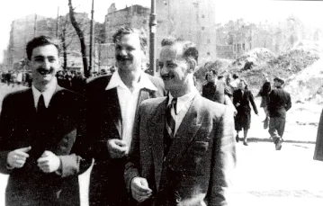 Marek Edelman, Icchak Cukierman  i Stefan Grajek, Warszawa 1945–1946 r. / ODBITKA W ARCHIWUM ŻIH
