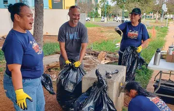 Porządkowanie dzielnicy to sposób na aktywizację osób bezdomnych; drugi z lewej Scott Alani Apio. Honolulu, luty 2020 r. / ARCHIWUM PRYWATNE