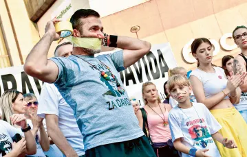 Davor Dragicević, ojciec Davida, podczas demonstracji zorganizowanej sto dni po zabójstwie syna, Banja Luka, 3 lipca 2018 r. / ELVIS BARUKCIĆ / AFP / EAST NEWS