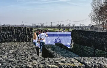 Młodzież z Izraela na terenie obozu koncentracyjnego Auschwitz. Oświęcim, 25 lutego 2020 r. / ALBIN MARCINIAK / EAST NEWS
