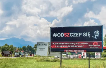 Akcja billboardowa ruchów ­antyszczepionkowych na drogach Podhala, Ustup k. Zakopanego, 16 lipca 2021 r. / MACIEK JONEK DLA „TP”