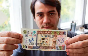 Już na wolności: Hamlet Lavastida z kubańskim banknotem ostemplowanym na znak protestu, październik 2021 r. / ARCHIWUM PRYWATNE