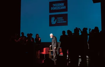 Ks. Adam Boniecki podczas ceremonii wręczenia Tygodnikowych Medali św. Jerzego, cała sala śpiewa „You’ll Never Walk Alone”, 2 grudnia 2017 r. / ADAM WALANUS