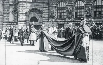 Kard. August Hlond na czele orszaku dostojników w trakcie uroczystości na Heldenplatz w Wiedniu, wrzesień 1933 r. / NAC