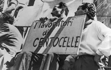 Wiec poparcia dla Palmiro Togliattiego po zamachu, w którym lider włoskich komunistów został ranny. Maszerują mieszkańcy Centocelle, rzymskiej dzielnicy przemysłowej. 17 lipca 1948 r. / KEYSTONE / GETTY IMAGES