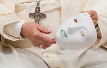 Papież Franciszek z maską otrzymaną od uczniów. Watykan, listopad 2021 r. / GREGORIO BORGIA / AP / EAST NEWS