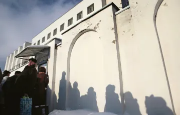 Krewni zatrzymanych po demonstracjach czekają pod murami aresztu na informacje. Mińsk, 21 grudnia 2010 r. / fot. Dmitry Brushko, AFP, East News / 