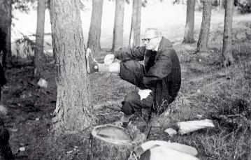 Ks. Karol Wojtyła na wycieczce w Ojcowskim Parku Narodowym, pierwsza połowa lat 50. XX w. REPRODUKCJA / PAP / 