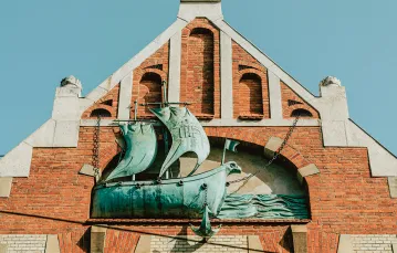 Dom Pod Globusem – monumentalna fasada z okrętem (od ul. Długiej). Kraków, luty 2021 r. / K. SCHUBERT / MIK / MATERIAŁY PRASOWE