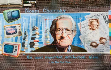Mural z portretem Noama Chomsky’ego podpisany cytatem z „New York Timesa”: „najważniejszy żyjący intelektualista”. Filadelfia, USA, 2013 r. / FRÉDÉRIC SOLTAN / GETTY IMAGES