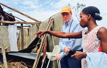 Paul Farmer, współzałożyciel Partners in Health odwiedził Haiti, gdzie jego grupa pracowała nad poprawą opieki zdrowotnej w następstwie huraganu Matthew. Haiti, Les Cayes, 2016 r. / LIZ CAMPA / MATERIAŁY PRASOWE PARTNERS IN HEALTH