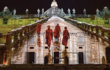 Projekcja „Fiat lux: Nasz wspólny dom” na frontonie bazyliki św. Piotra w Watykanie, grudzień 2015 r. / ERIC VANDEVILLE / ABACAPRESS / EAST NEWS
