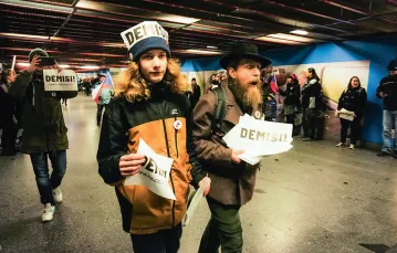 Protestujący na praskim dworcu kolejowym z ulotkami z napisem „Dymisja!”, 10 grudnia 2019 r. / ULA IDZIKOWSKA