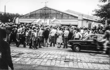 Msza św. na terenie zajezdni autobusowej nr VII przy ul. Grabiszyńskiej podczas strajku solidarnościowego z robotnikami Wybrzeża. Wrocław, sierpień 1980 r. / ARCHIWUM OŚRODKA PAMIĘĆ I PRZYSZŁOŚĆ