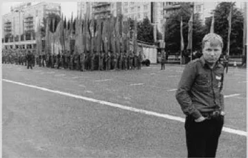 1 maja 1986, Karl-Marx-Allee w Berlinie, w tle oddziały "Grup Bojowych Klasy RObotniczej". Fot. Harald Hauswald / 