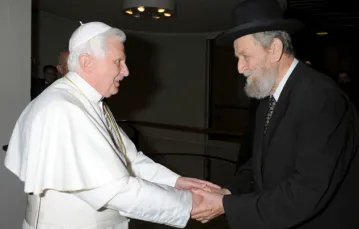 Benedykt XVI i Naczelny Rabin Hajfy (Izrael) Schar Jischuw Cohen, który jako pierwszy rabin w historii uczestniczył w synodzie biskupów w Watykanie. 6 października 2998 r. / fot. KNA-Bild / 