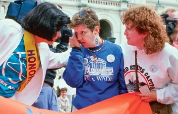 Aktywistka Norma McCorvey, znana jako Jane Roe, w której sprawie Sąd Najwyższy USA w 1973 r. wydał przełomowy wyrok dotyczący jej prawa do aborcji.  Na zdjęciu w czasie marszu na rzecz wyboru w Waszyngtonie, 9 kwietnia 1989 r. / CONSOLIDATED NEWS PICTURES / GETTY IMAGES