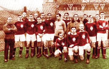 Kolorowane zdjęcie ekipy polskiej reprezentacji przed meczem z Węgrami (18 grudnia 1921 r.). / ARCHIWUM WYDAWNICTWA GIA
