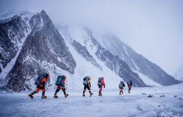 Szerpowie z połączonych sił trzech nepalskich wypraw na lodowcu Baltoro pod K2, styczeń 2021 r. /  / Simone Casetta / Anzenberger / Forum