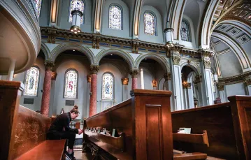 Kwakierka Grace Wedgwood,  katedra św. Jakuba w Seattle. Stany Zjednoczone, marzec 2020 r. / JASON REDMOND / REUTERS / FORUM