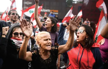 Tak protestujący w miejscowości Dżal-al-Dib niedaleko Bejrutu reagowali na transmisję orędzia prezydenta Libanu, 24 października 2019 r. / PATRICK BAZ / AFP / EAST NEWS