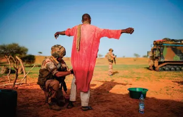 Francuscy żołnierze podczas misji,  której celem była likwidacja oddziału dżihadystycznego aktywnego w dystrykcie Gourma, Mali,  14 sierpnia 2019 r. / REUTERS / FORUM