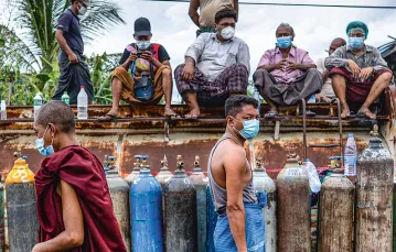 Przed punktem napełniania butli z tlenem, Mandalaj, Birma, 13 lipca 2021 r. / AFP / EAST NEWS