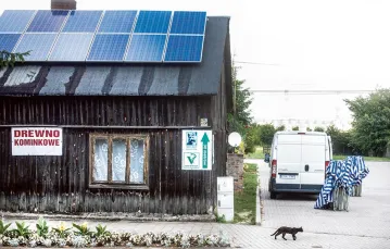 Baterie słoneczne, dofinansowane przez gminę Kleszczów w okolicy Kopalni Węgla Brunatnego Bełchatów, są tam niemalże na każdym dachu. Lipiec 2016 r. / PIOTR KAMIONKA / REPORTER