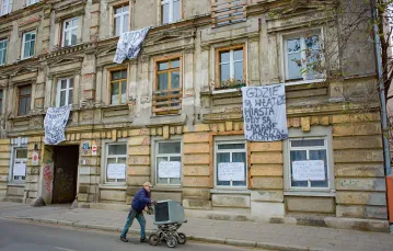 Pękająca kamienica przy ul. Wółczańskiej 43 w Łodzi, listopad 2019 r. / ANDRZEJ ZBRANIECKI / EAST NEWS